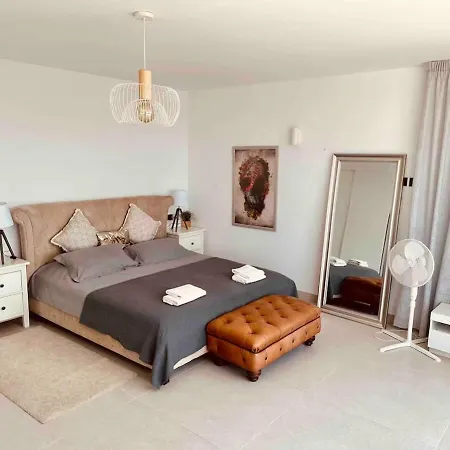 Luxury Modern 4 Bed - 5 Minutes From Town!