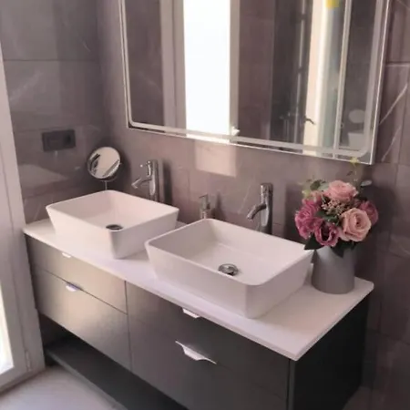 Luxury Modern 4 Bed - 5 Minutes From Town!