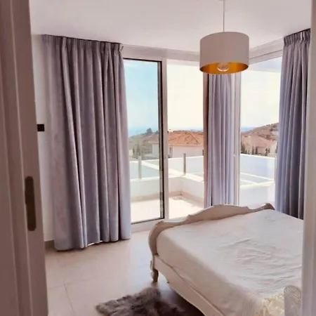 Luxury Modern 4 Bed - 5 Minutes From Town! Villa