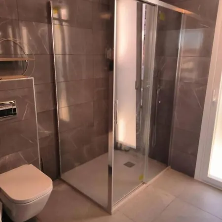 Luxury Modern 4 Bed - 5 Minutes From Town! Villa *