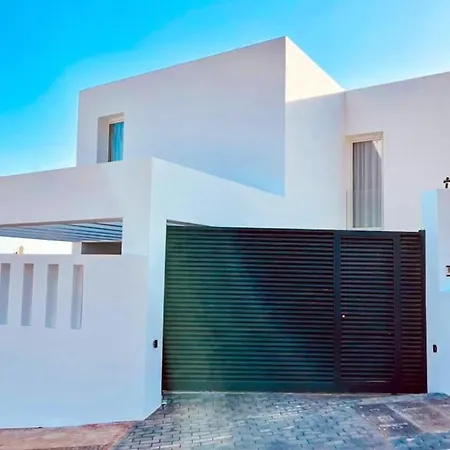 Villa Luxury Modern 4 Bed - 5 Minutes From Town! *