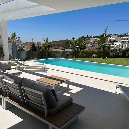 Luxury Modern 4 Bed - 5 Minutes From Town!