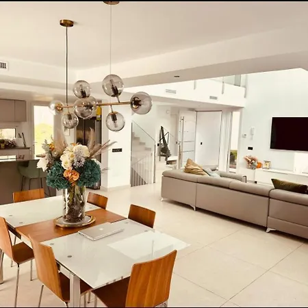Villa Luxury Modern 4 Bed - 5 Minutes From Town!