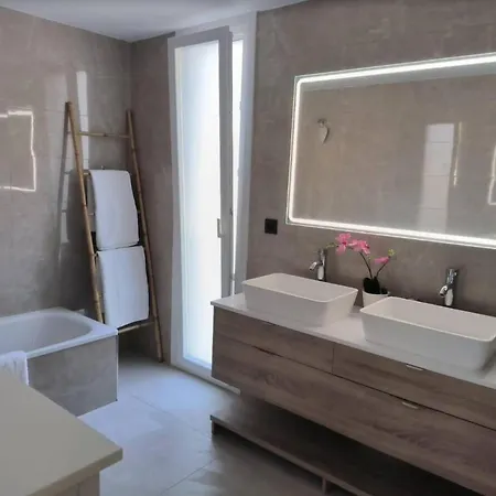 Villa Luxury Modern 4 Bed - 5 Minutes From Town! *