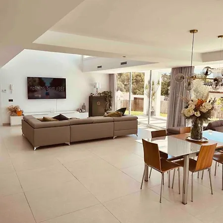 Luxury Modern 4 Bed - 5 Minutes From Town! Villa Malaga