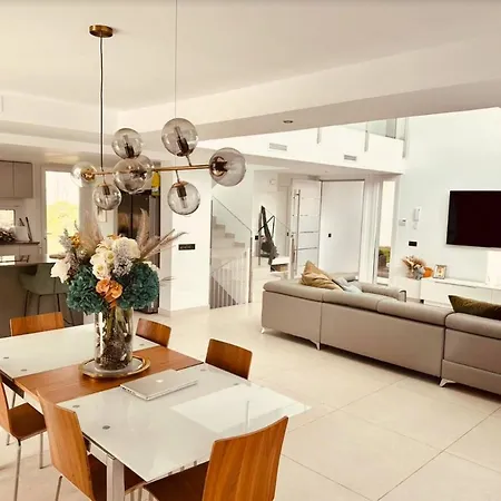 Luxury Modern 4 Bed - 5 Minutes From Town!