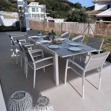 Luxury Modern 4 Bed - 5 Minutes From Town! Villa