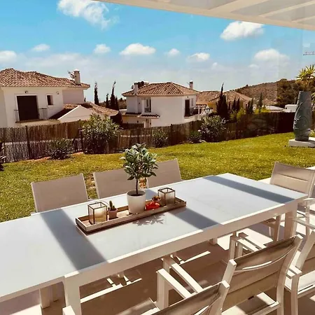 Luxury Modern 4 Bed - 5 Minutes From Town! Villa *