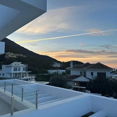 Luxury Modern 4 Bed - 5 Minutes From Town! *