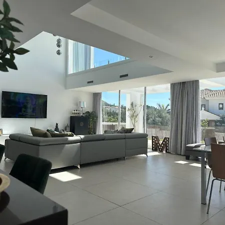Luxury Modern 4 Bed - 5 Minutes From Town! Villa